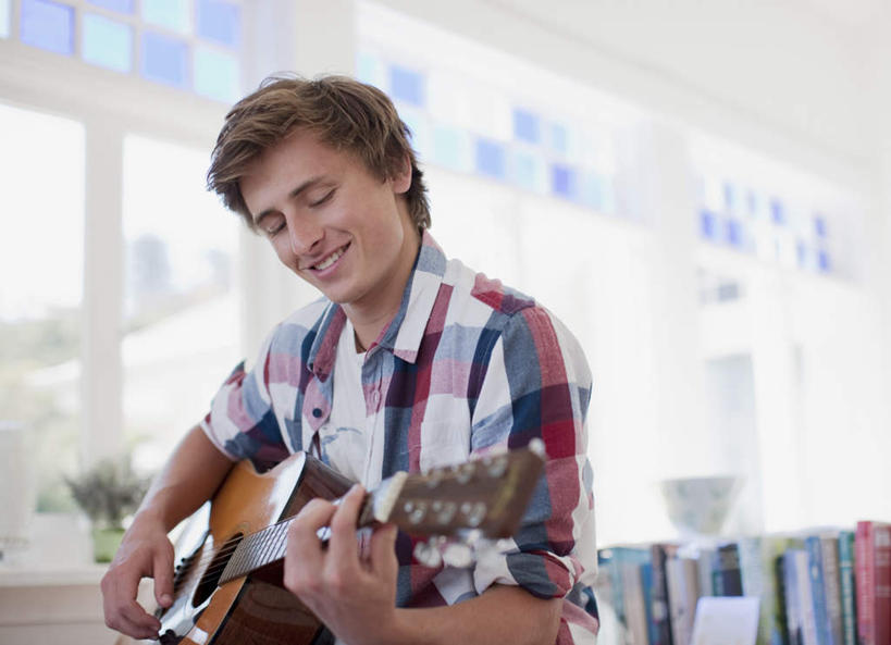 西方人,一个人,客厅,坐,闭眼,笑,微笑,露齿笑,横图,室内,白天,正面,植物,窗户,书籍,欧洲,欧洲人,仅一个男性,仅一个人,一排,许多,阴影,服装,朦胧,模糊,整齐,反射,盆栽,影子,百叶窗,墙,吉他,乐器,盆景,弦乐器,弹奏,演奏,休闲装,墙壁,墙面,排列,仅一个年轻男性,一个,衣服,绿色,自然,休闲,休闲服,服饰,生长,单个,成长,起居室,队列,弹拨弦鸣乐器,客堂,男人,男性,年轻男性,白种人,书,图书,闭眼睛,闭着眼,闭着眼睛,坐着,半身,彩图,弹拨弦乐器