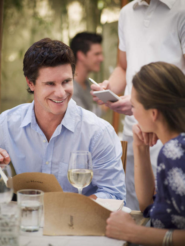 红酒,葡萄酒,西方人,四个人,服务员,餐厅,站,坐,笑,微笑,露齿笑,竖图,室外,白天,正面,工作服,制服,爱情,植物,餐桌,窗户,桌子,杯子,餐具,欧洲,欧洲人,握,阴影,服装,朦胧,模糊,反射,笔,叉子,刀叉,刀子,碟子,高脚杯,盘,围裙,影子,办公用品,记事本,红酒杯,白葡萄酒,酒类,浪漫,注视,休闲装,顾客,玻璃窗,玻璃制品,酒,文具,树,树木,饮料,衣服,绿色,自然,本子,笔记本,盘子,酒杯,学习用品,碟,观察,看,站着,休闲,温暖,温馨,休闲服,恩爱,握着,恋人,服饰,生长,成长,餐台,观看,文具用品,和睦,察看,书写,葡萄酒杯,关注,餐刀,餐叉,工作制服,主顾,誊写,男人,男性,女人,女性,中年男性,中年女性,白种人,情侣,服务生,侍者,玻璃杯,进餐用具,站立,坐着,半身,彩图,工作套服,餐馆,饭店,饭馆,伴侣,融洽