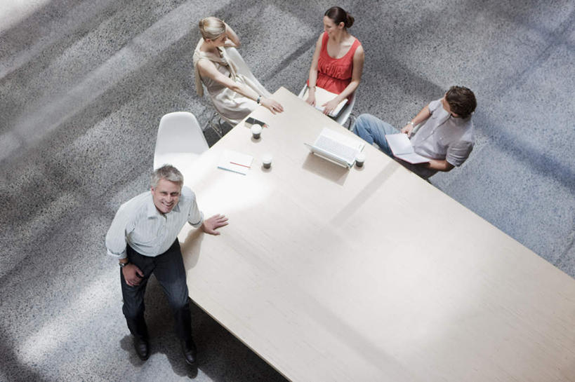 西方人,四个人,同事,商务人士,商务男性,商务女性,办公室,站,坐,笑,微笑,露齿笑,横图,俯视,室内,白天,衬衫,成功,合作,团队,集体,信心,电脑,笔记本电脑,家具,桌子,椅子,欧洲,欧洲人,阴影,套装,反射,网络,材料,档案,文件,影子,办公桌,注视,通讯设备,队伍,会议椅,资料,观察,看,站着,观看,办公椅,察看,无线,领导,成就,关注,文档,通信设备,商务装,无线网络,合伙,领袖,无线上网,便携式电脑,工薪阶层,办公家具,商务椅,培训椅,手提电脑,男人,男性,年轻男性,女人,女性,中年男性,中年女性,白种人,白领,上班族,抬头,仰头,站立,坐着,彩图,高角度拍摄,全身,衬衣