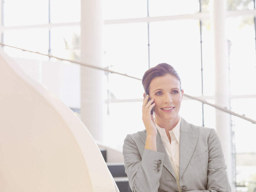 西方人,一个人,商务人士,商务女性,栏杆,坐,笑,打电话,微笑,露齿笑,横图,室内,白天,正面,窗户,楼梯,落地窗,电话,手机,欧洲,欧洲人,仅一个女性,仅一个人,握,阴影,套装,朦胧,模糊,反射,扶手,影子,阶梯,墙,注视,通讯设备,护栏,玻璃窗,墙壁,墙面,台阶,观察,看,仅一个中年女性,握着,观看,察看,关注,商务装,工薪阶层,一部,交流,女人,女性,中年女性,白种人,白领,上班族,沟通,通话,坐着,半身,彩图