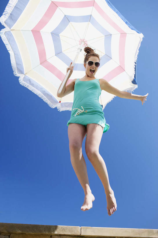 西方人,一个人,举,笑,微笑,露齿笑,竖图,室外,白天,仰视,欧洲,欧洲人,仅一个年轻女性,仅一个女性,仅一个人,一把,一副,阴影,服装,光线,墨镜,伞,眼镜,影子,雨伞,遮阳伞,注视,休闲装,光脚,阳伞,衣服,蓝色,蓝天,天空,阳光,太阳镜,太阳眼镜,天,观察,看,托,休闲,赤脚,休闲服,遮阳镜,服饰,晴朗,观看,察看,太阳伞,关注,万里无云,年轻女性,女人,女性,白种人,晴空,晴空万里,举起,举手,举着,向上举,向上伸,向上托,彩图,低角度拍摄,全身