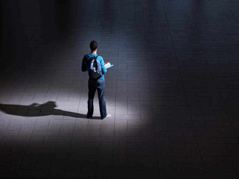 西方人,一个人,站,横图,室内,白天,书籍,欧洲,欧洲人,仅一个男性,仅一个人,一本,握,阴影,灰色背景,服装,反射,包,书包,影子,注视,休闲装,仅一个年轻男性,背面,衣服,背包,观察,看,站着,休闲,休闲服,握着,摄影,服饰,影棚,观看,察看,关注,男人,男性,年轻男性,白种人,书,图书,站立,彩图,全身,影棚拍摄,拍摄,双肩包