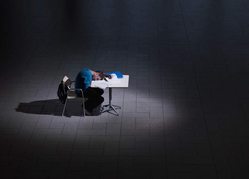 西方人,一个人,坐,闭眼,睡,横图,室内,白天,侧面,桌子,书籍,椅子,欧洲,欧洲人,仅一个男性,仅一个人,阴影,灰色背景,服装,反射,材料,档案,文件,影子,休闲装,书桌,仅一个年轻男性,衣服,课桌,资料,趴着,休闲,休闲服,摄影,服饰,影棚,文档,男人,男性,年轻男性,白种人,书,图书,闭眼睛,闭着眼,闭着眼睛,困,困觉,趴,寝息,睡觉,坐着,彩图,全身,影棚拍摄,拍摄