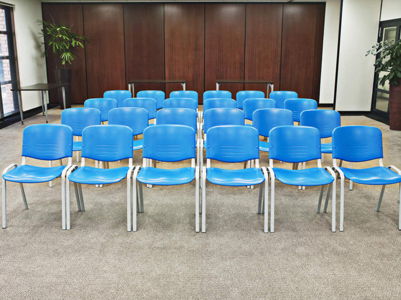 无人,高楼大厦,横图,室内,白天,正面,办公楼,植物,大厦,建筑,摩天大楼,写字楼,椅子,照明,一排,许多,阴影,整齐,光线,木制,盆栽,影子,墙,灯光,盆景,顶灯,墙壁,墙面,灯,排列,蓝色,绿色,自然,会议椅,木制品,灯具,楼宇,商务楼,生长,成长,办公椅,照亮,照明设备,队列,商务椅,培训椅,彩图,大楼,高层建筑,高楼,摩天楼