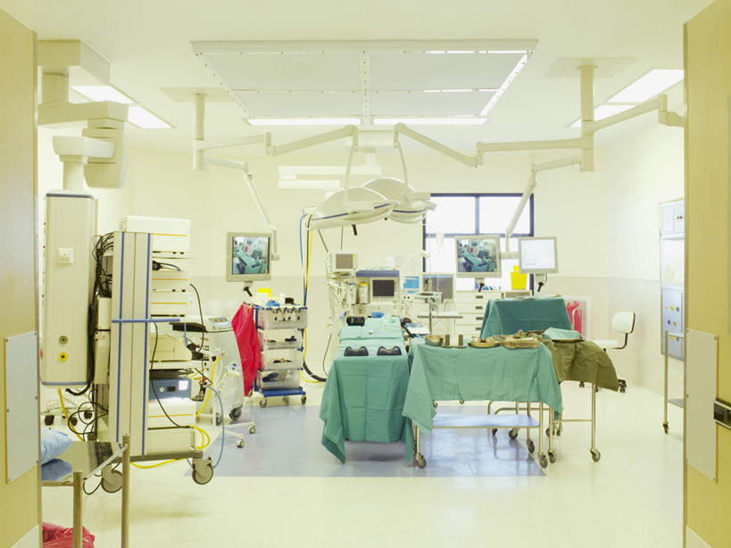 无人,医院,横图,室内,白天,正面,电脑,显示器,鼠标,键盘,窗户,床,照明,阴影,锐利,反射,网络,盘,影子,灯光,床单,刀具,输入设备,通讯设备,被子,玻璃窗,灯,盘子,灯具,刀,台式电脑,单人床,照亮,手术,锋利,手术室,手术刀,尖锐,被单,照明设备,医疗器械,通信设备,尖利,输出设备,无影灯,医疗机构,犀利,厉害,医疗用具,彩图,病院,诊所