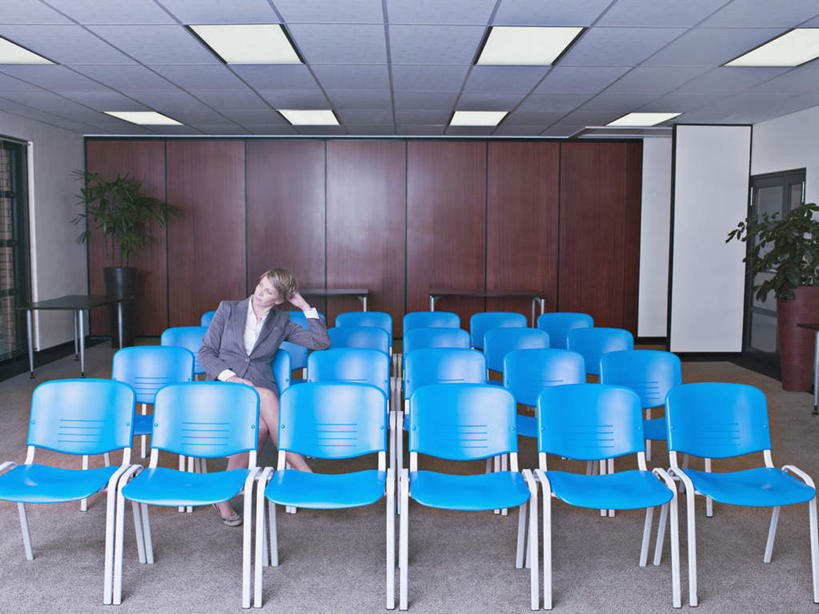 西方人,一个人,商务人士,商务女性,办公室,坐,横图,室内,白天,正面,植物,椅子,照明,欧洲,欧洲人,仅一个女性,仅一个人,一排,许多,撑,阴影,套装,整齐,光线,木制,盆栽,影子,墙,灯光,盆景,注视,顶灯,墙壁,墙面,灯,排列,蓝色,绿色,自然,会议椅,木制品,灯具,观察,看,仅一个中年女性,生长,成长,观看,办公椅,照亮,察看,撑着,照明设备,队列,关注,商务装,工薪阶层,商务椅,培训椅,女人,女性,中年女性,白种人,白领,上班族,坐着,彩图,全身