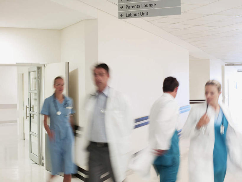 西方人,四个人,同事,医生,护士,医院,走,横图,室内,白天,正面,工作服,制服,成功,合作,团队,集体,信心,欧洲,非洲,黑人,欧洲人,阴影,朦胧,模糊,反射,影子,墙,走道,走廊,过道,注视,队伍,墙壁,墙面,白色,听诊器,观察,看,医护人员,医疗人员,观看,察看,医疗设备,领导,白衣天使,白大褂,成就,关注,医疗器械,医疗工具,合伙,领袖,医疗机构,工作制服,检测工具,男人,男性,女人,女性,中年男性,中年女性,白种人,非洲人,大夫,步行,走路,半身,彩图,工作套服,病院,诊所