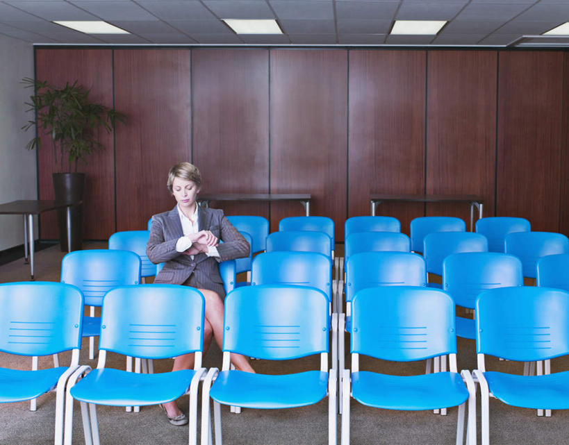 西方人,一个人,商务人士,商务女性,办公室,坐,横图,室内,白天,正面,植物,椅子,照明,欧洲,欧洲人,仅一个女性,仅一个人,一排,许多,阴影,套装,检查,整齐,时间,光线,木制,盆栽,时钟,手表,影子,墙,灯光,盆景,计时,注视,顶灯,墙壁,墙面,灯,排列,蓝色,绿色,自然,会议椅,木制品,灯具,钟表,观察,看,仅一个中年女性,表,生长,成长,观看,烦躁,办公椅,腕表,照亮,察看,照明设备,队列,关注,商务装,工薪阶层,商务椅,培训椅,女人,女性,中年女性,白种人,白领,上班族,钟,坐着,彩图,全身