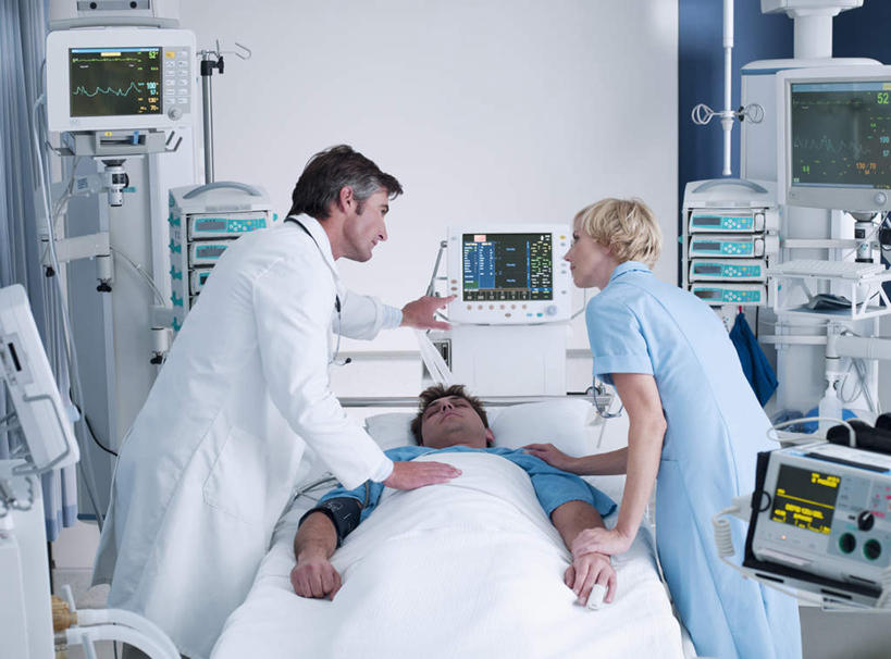 西方人,三个人,医生,病人,护士,医院,站,躺,闭眼,横图,室内,白天,正面,工作服,制服,电脑,显示器,鼠标,键盘,床,欧洲,欧洲人,阴影,反射,网络,影子,墙,床单,注视,输入设备,通讯设备,被子,墙壁,墙面,白色,观察,看,站着,医护人员,医疗人员,台式电脑,单人床,观看,察看,被单,白衣天使,白大褂,关注,病患,通信设备,输出设备,医疗机构,工作制服,卧着,男人,男性,女人,女性,中年男性,中年女性,白种人,大夫,患者,就医者,闭眼睛,闭着眼,闭着眼睛,躺着,卧,站立,半身,彩图,工作套服,病院,诊所,病患服