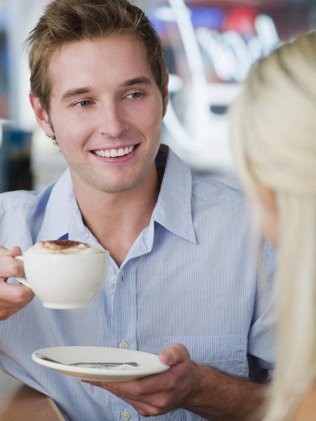 咖啡,西方人,两个人,坐,笑,微笑,露齿笑,竖图,室内,白天,正面,爱情,幸福,杯子,餐具,欧洲,欧洲人,握,阴影,服装,朦胧,模糊,反射,瓷器,碟子,盘,影子,墙,卡布奇诺,咖啡杯,陶瓷制品,一杯,浪漫,注视,休闲装,娱乐,墙壁,墙面,饮料,衣服,盘子,碟,观察,看,享受,休闲,温暖,温馨,休闲服,恩爱,放松,乐趣,握着,恋人,服饰,观看,和睦,察看,提神,舒适,关注,瓷杯,醒脑,软饮料,卡布奇诺咖啡,男人,男性,年轻男性,年轻女性,女人,女性,白种人,情侣,坐着,半身,彩图,伴侣,融洽