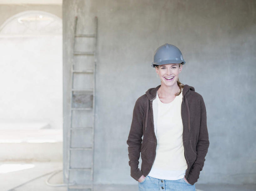 西方人,一个人,站,笑,攀登,微笑,露齿笑,横图,室内,白天,正面,帽子,欧洲,欧洲人,仅一个年轻女性,仅一个女性,仅一个人,阴影,服装,反射,梯子,头盔,影子,阶梯,墙,注视,休闲装,墙壁,墙面,衣服,灰色,安全帽,观察,看,站着,休闲,休闲服,爬,服饰,观看,上升,察看,双手插袋,关注,手插袋,人字梯,双手抄兜,双手放兜,一顶,登高,年轻女性,女人,女性,白种人,插兜,两手抄兜,两手放兜,攀爬,手插兜,手放口袋,站立,半身,彩图,手抄兜