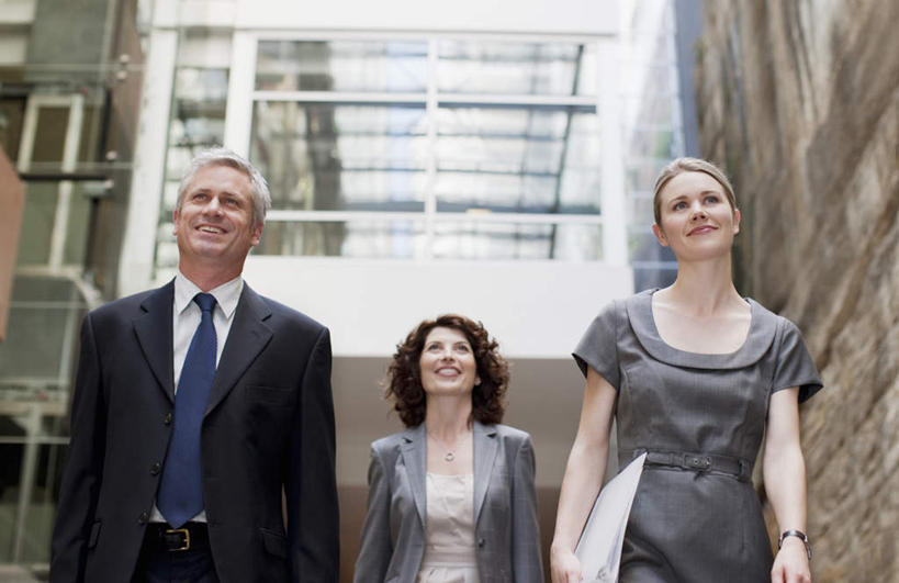 西方人,三个人,同事,商务人士,商务男性,商务女性,走,笑,微笑,露齿笑,横图,室内,白天,仰视,衬衫,成功,合作,团队,集体,信心,窗户,欧洲,欧洲人,握,阴影,套装,反射,材料,档案,文件,影子,墙,注视,队伍,玻璃窗,墙壁,墙面,资料,观察,看,握着,观看,察看,领导,成就,关注,文档,商务装,合伙,领袖,工薪阶层,男人,男性,女人,女性,中年男性,中年女性,白种人,白领,上班族,步行,走路,半身,彩图,低角度拍摄,衬衣