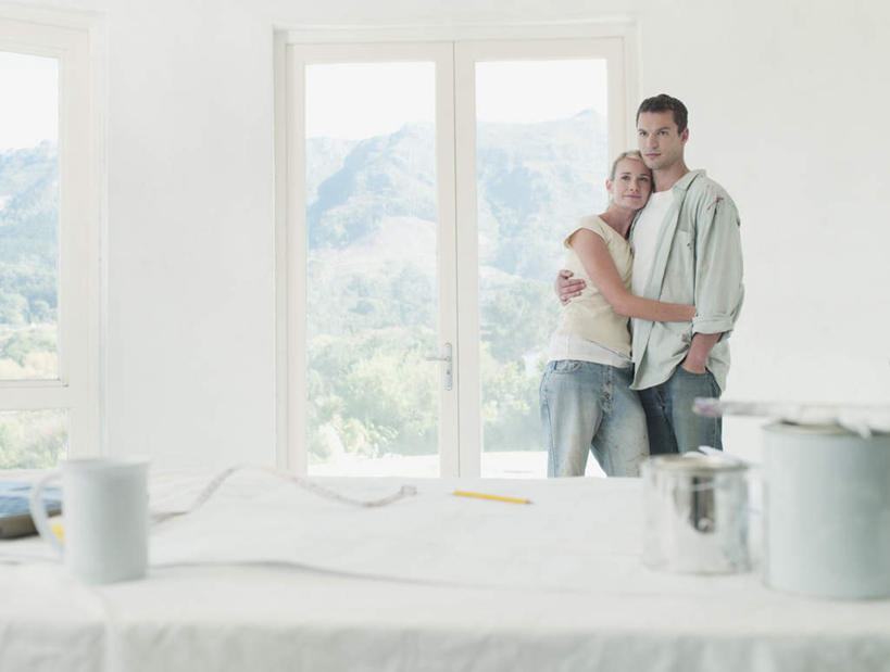 西方人,两个人,站,抱,笑,微笑,露齿笑,横图,室内,白天,正面,爱情,窗户,装修,欧洲,欧洲人,阴影,服装,朦胧,模糊,装饰,反射,材料,桶,影子,墙,浪漫,注视,休闲装,装潢,玻璃窗,墙壁,墙面,衣服,白色,粉刷,容器,刷子,观察,看,站着,休闲,温暖,温馨,休闲服,恩爱,恋人,服饰,抱着,观看,储藏,油漆,滚筒刷,保护,涂料,和睦,察看,搂着,储存,关注,滚刷,男人,男性,年轻男性,年轻女性,女人,女性,白种人,情侣,搂,搂抱,站立,半身,彩图,伴侣,融洽,贮存,滚筒