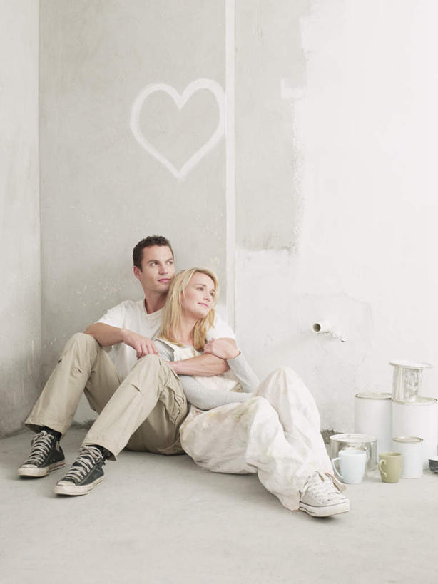 西方人,两个人,坐,笑,微笑,露齿笑,竖图,室内,白天,正面,爱情,装修,欧洲,欧洲人,阴影,服装,爱心,装饰,反射,材料,桶,影子,墙,浪漫,注视,休闲装,装潢,墙壁,墙面,衣服,白色,容器,观察,看,靠,靠着,休闲,温暖,温馨,心形,休闲服,恩爱,恋人,服饰,观看,储藏,保护,涂料,和睦,察看,储存,关注,男人,男性,年轻男性,年轻女性,女人,女性,白种人,心型,情侣,坐着,彩图,全身,伴侣,融洽,贮存