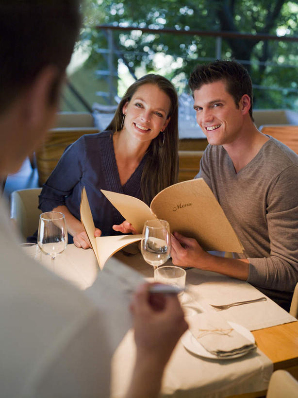 红酒,葡萄酒,西方人,背部,四个人,餐厅,站,坐,笑,微笑,露齿笑,竖图,室外,白天,正面,工作服,制服,爱情,植物,餐桌,窗户,桌子,杯子,餐具,欧洲,欧洲人,握,阴影,服装,朦胧,模糊,反射,笔,叉子,刀叉,刀子,碟子,高脚杯,盘,围裙,影子,办公用品,记事本,红酒杯,白葡萄酒,酒类,浪漫,注视,休闲装,顾客,玻璃窗,玻璃制品,酒,文具,树,树木,饮料,衣服,绿色,自然,本子,笔记本,盘子,酒杯,学习用品,碟,观察,看,站着,休闲,温暖,温馨,休闲服,恩爱,握着,恋人,服饰,生长,成长,餐台,观看,文具用品,和睦,察看,书写,葡萄酒杯,关注,餐刀,餐叉,工作制服,主顾,誊写,男人,男性,女人,女性,中年男性,中年女性,白种人,情侣,玻璃杯,进餐用具,站立,坐着,半身,彩图,工作套服,餐馆,饭店,饭馆,伴侣,融洽