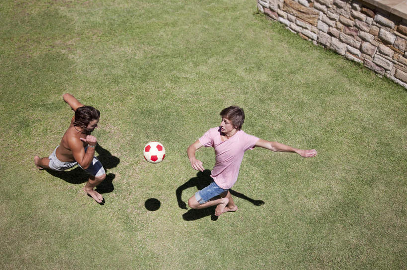 西方人,两个人,伙伴,朋友,横图,俯视,室外,白天,锻炼,旅游,度假,友谊,运动,足球,草地,草坪,植物,欧洲,欧洲人,踢,阴影,服装,光线,影子,足球装备,注视,休闲装,娱乐,运动器械,草,一个,衣服,绿色,阳光,观察,看,享受,休闲,休闲服,健身器械,放松,服饰,单个,观看,察看,关注,室外运动,健身器材,户外运动,蹴鞠,友情,足球运动,男人,男性,年轻男性,白种人,彩图,高角度拍摄,全身,健身,运动器材