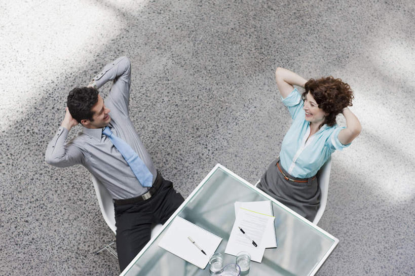 西方人,两个人,同事,商务人士,商务男性,商务女性,办公室,坐,笑,微笑,露齿笑,横图,俯视,室内,白天,衬衫,成功,合作,团队,集体,信心,家具,桌子,欧洲,欧洲人,抱头,阴影,套装,反射,笔,材料,档案,文件,影子,办公桌,办公用品,注视,队伍,文具,学习用品,资料,观察,看,面对面,观看,文具用品,两支,察看,领导,成就,关注,文档,商务装,合伙,领袖,工薪阶层,办公家具,捧首,捧头,男人,男性,女人,女性,中年男性,中年女性,白种人,白领,上班族,坐着,半身,彩图,高角度拍摄,衬衣