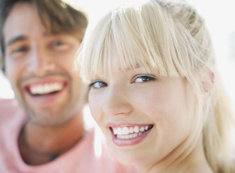 西方人,脸,头,脸颊,两个人,笑,微笑,露齿笑,横图,室外,特写,白天,正面,爱情,欧洲,欧洲人,服装,朦胧,模糊,浪漫,注视,休闲装,肩膀,衣服,观察,看,休闲,温暖,温馨,休闲服,恩爱,恋人,服饰,观看,和睦,察看,关注,男人,男性,年轻男性,年轻女性,女人,女性,白种人,头部,脸部,脸蛋,面部,情侣,半身,彩图,伴侣,融洽