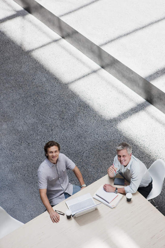 西方人,两个人,同事,商务人士,商务男性,商务女性,办公室,坐,笑,微笑,露齿笑,竖图,俯视,室内,白天,衬衫,成功,合作,团队,集体,信心,电脑,笔记本电脑,家具,桌子,欧洲,欧洲人,阴影,套装,反射,网络,笔,材料,档案,文件,眼镜,影子,办公桌,办公用品,注视,通讯设备,队伍,文具,学习用品,资料,观察,看,观看,文具用品,察看,无线,领导,成就,关注,文档,通信设备,商务装,无线网络,合伙,领袖,近视眼镜,无线上网,便携式电脑,工薪阶层,办公家具,手提电脑,男人,男性,年轻男性,中年男性,白种人,白领,上班族,抬头,仰头,坐着,半身,彩图,高角度拍摄,衬衣