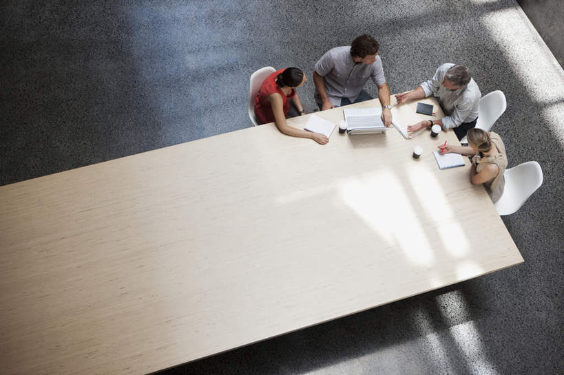 西方人,四个人,同事,商务人士,商务男性,商务女性,办公室,坐,说,横图,俯视,室内,白天,衬衫,讨论,成功,合作,团队,集体,信心,电脑,笔记本电脑,家具,桌子,椅子,欧洲,欧洲人,阴影,套装,会议,反射,网络,材料,档案,文件,影子,办公桌,注视,通讯设备,队伍,会议椅,资料,低头,观察,看,观看,办公椅,察看,无线,领导,成就,关注,文档,通信设备,商务装,集会,无线网络,合伙,领袖,无线上网,便携式电脑,工薪阶层,办公家具,商务椅,培训椅,垂头,交流,手提电脑,男人,男性,年轻女性,女人,女性,中年男性,中年女性,白种人,白领,上班族,沟通,讲话,交谈,商讨,说话,谈话,坐着,彩图,高角度拍摄,全身,衬衣