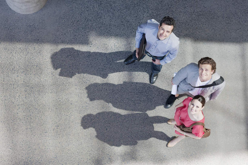 西方人,三个人,同事,商务人士,商务男性,商务女性,站,笑,微笑,露齿笑,横图,俯视,室内,白天,衬衫,成功,合作,团队,集体,信心,欧洲,欧洲人,阴影,套装,反射,包,公文包,影子,注视,队伍,观察,看,站着,公事包,观看,察看,领导,成就,关注,商务装,合伙,领袖,工薪阶层,男人,男性,年轻男性,年轻女性,女人,女性,中年男性,白种人,白领,上班族,抬头,仰头,站立,彩图,高角度拍摄,全身,衬衣