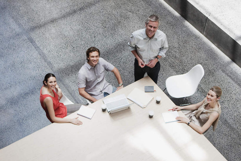 西方人,四个人,同事,商务人士,商务男性,商务女性,办公室,站,坐,横图,俯视,室内,白天,衬衫,成功,合作,团队,集体,信心,电脑,笔记本电脑,家具,桌子,椅子,欧洲,欧洲人,阴影,套装,会议,反射,网络,材料,档案,文件,影子,办公桌,注视,通讯设备,队伍,会议椅,资料,观察,看,站着,观看,办公椅,察看,无线,领导,成就,关注,文档,通信设备,商务装,集会,无线网络,合伙,领袖,无线上网,便携式电脑,工薪阶层,办公家具,商务椅,培训椅,手提电脑,男人,男性,年轻女性,女人,女性,中年男性,中年女性,白种人,白领,上班族,抬头,仰头,站立,坐着,半身,彩图,高角度拍摄,衬衣