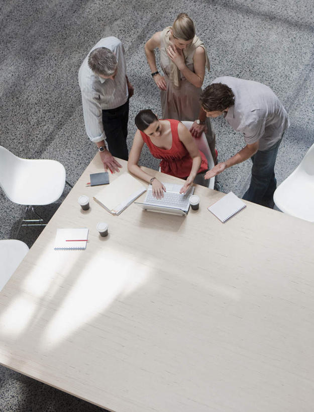 西方人,四个人,同事,商务人士,商务男性,商务女性,办公室,站,坐,说,竖图,俯视,室内,白天,衬衫,讨论,成功,合作,团队,集体,信心,电脑,笔记本电脑,家具,桌子,椅子,欧洲,欧洲人,弯腰,阴影,套装,会议,反射,网络,材料,档案,文件,影子,办公桌,注视,通讯设备,队伍,会议椅,资料,低头,观察,看,站着,观看,办公椅,察看,无线,领导,成就,关注,文档,通信设备,商务装,集会,无线网络,合伙,领袖,无线上网,便携式电脑,工薪阶层,办公家具,弯身,商务椅,培训椅,垂头,交流,手提电脑,男人,男性,年轻女性,女人,女性,中年男性,中年女性,白种人,白领,上班族,沟通,讲话,交谈,商讨,说话,谈话,站立,坐着,彩图,高角度拍摄,全身,衬衣