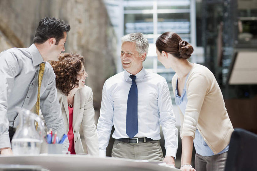 西方人,四个人,同事,商务人士,商务男性,商务女性,办公室,站,笑,说,微笑,露齿笑,横图,室内,白天,正面,衬衫,讨论,成功,合作,团队,集体,信心,窗户,家具,桌子,椅子,欧洲,欧洲人,阴影,套装,朦胧,模糊,反射,影子,办公桌,注视,队伍,玻璃窗,相视,会议椅,观察,看,站着,面对面,观看,对视,办公椅,察看,领导,互视,成就,关注,相对,商务装,合伙,领袖,工薪阶层,相看,办公家具,商务椅,培训椅,交流,男人,男性,年轻女性,女人,女性,中年男性,中年女性,白种人,白领,上班族,沟通,讲话,交谈,商讨,说话,谈话,站立,半身,彩图,衬衣