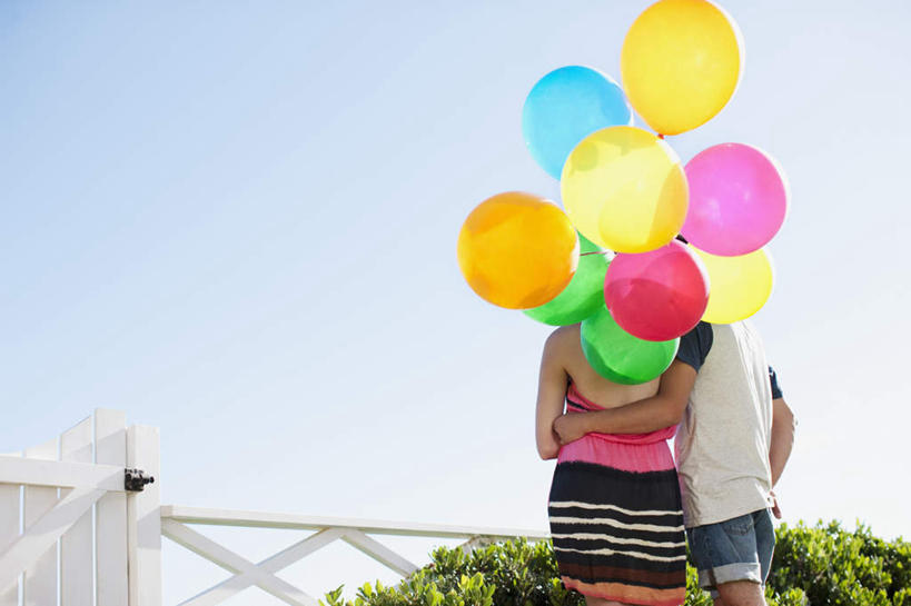 西方人,两个人,栏杆,站,抱,横图,彩色,室外,白天,仰视,爱情,植物,欧洲,欧洲人,阴影,服装,装饰,光线,影子,塑料,围栏,浪漫,休闲装,护栏,树,树木,衣服,蓝色,绿色,蓝天,天空,阳光,自然,气球,塑料制品,天,站着,休闲,温暖,温馨,休闲服,橡胶,恩爱,恋人,服饰,生长,晴朗,成长,抱着,华丽,修饰,点缀,和睦,搂着,橡胶制品,万里无云,衬托,美观,雅致,雅观,男人,男性,年轻男性,年轻女性,女人,女性,白种人,情侣,晴空,晴空万里,搂,搂抱,站立,半身,彩图,低角度拍摄,伴侣,融洽