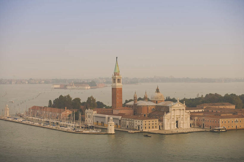 无人,家,教堂,横图,俯视,航拍,室外,白天,度假,海浪,海洋,美景,植物,城市风光,城市,意大利,欧洲,威尼斯,阴影,节日,光线,影子,房屋,屋子,景观,浪花,文化,娱乐,楼房,住宅,树,树木,蓝色,绿色,蓝天,天空,阳光,自然,海水,天,祈祷,享受,休闲,健康,景色,放松,许愿,宗教,信仰,生长,晴朗,成长,纪念,祈求,鸟瞰,南欧,海景,信念,万里无云,意大利共和国,平安,大海,风浪,海,海水的波动,近岸浪,涌浪,晴空,晴空万里,彩图,高角度拍摄,房子,大教堂,礼拜堂