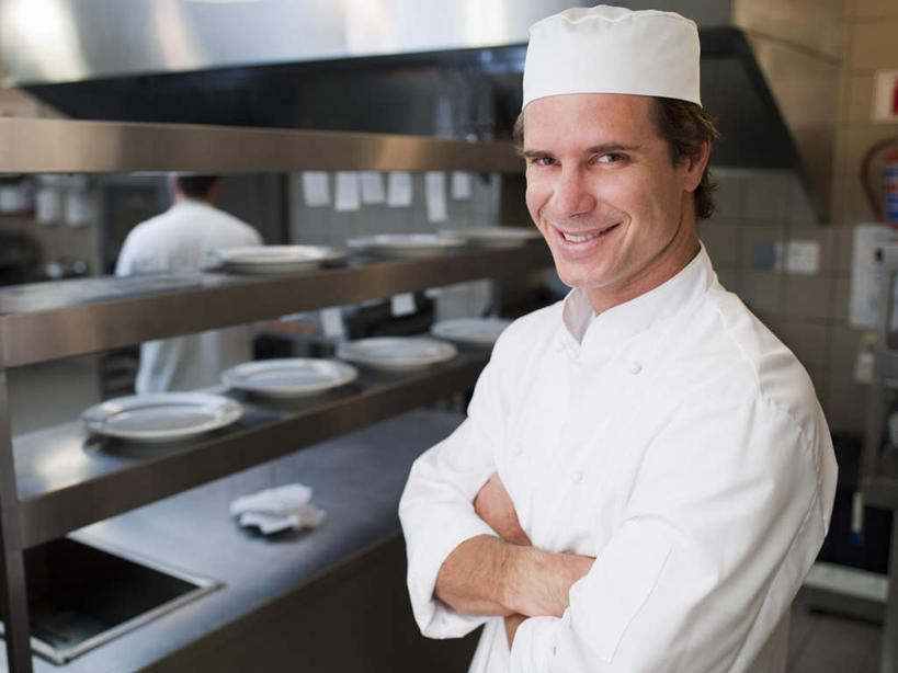 西方人,两个人,同事,厨师,站,笑,双手交叉,微笑,露齿笑,横图,室内,白天,正面,工作服,制服,成功,合作,团队,集体,信心,厨房,餐具,帽子,欧洲,欧洲人,一排,许多,阴影,整齐,反射,碟子,盘,影子,墙,置物架,注视,队伍,架子,墙壁,墙面,排列,白色,盘子,碟,观察,看,站着,观看,察看,领导,双手抱胸,成就,队列,关注,陈列架,厨师帽,合伙,领袖,一顶,工作制服,搁架,男人,男性,中年男性,白种人,厨师长,厨子,大厨,主厨,站立,半身,彩图,工作套服,灶间