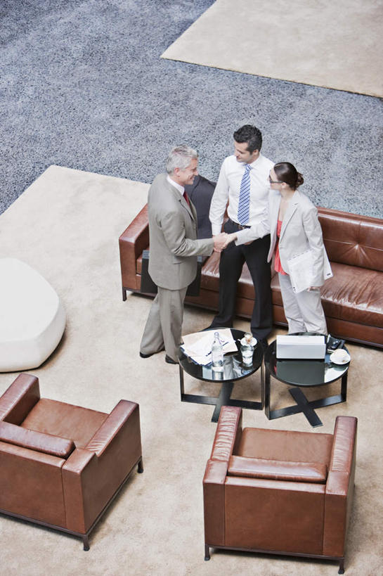 西方人,三个人,同事,商务人士,商务男性,商务女性,高楼大厦,站,握手,竖图,俯视,室内,白天,衬衫,成功,办公楼,合作,团队,集体,信心,电脑,笔记本电脑,沙发,大厦,建筑,摩天大楼,写字楼,欧洲,欧洲人,阴影,套装,反射,网络,材料,档案,文件,影子,注视,通讯设备,大厅,队伍,资料,楼宇,观察,看,站着,商务楼,观看,察看,无线,领导,成就,关注,文档,通信设备,商务装,无线网络,合伙,领袖,无线上网,便携式电脑,工薪阶层,手提电脑,男人,男性,年轻女性,女人,女性,中年男性,白种人,白领,上班族,搀手,拉手,手拉手,手握手,站立,彩图,高角度拍摄,全身,衬衣,大楼,高层建筑,高楼,摩天楼,皮沙发