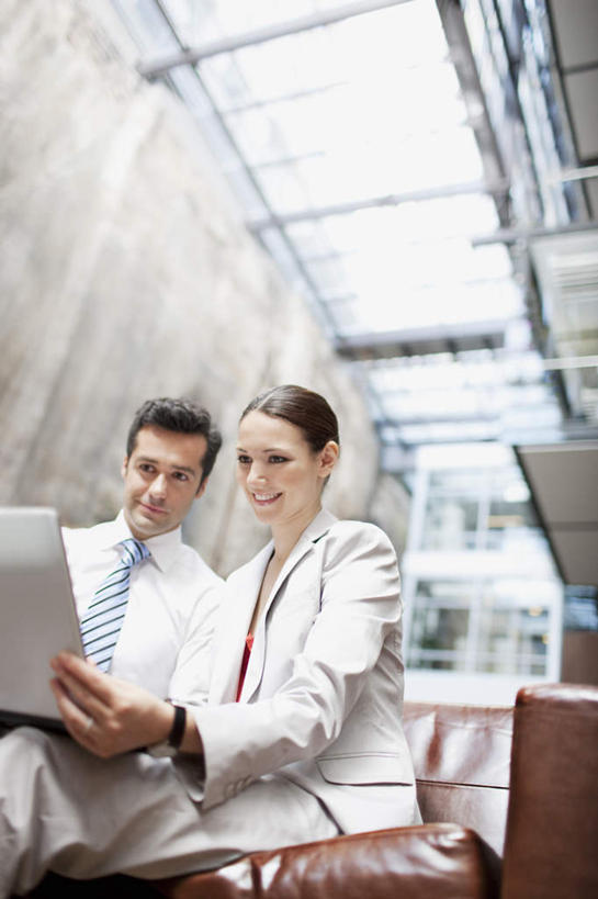 西方人,两个人,同事,商务人士,商务男性,商务女性,坐,笑,微笑,露齿笑,竖图,室内,白天,仰视,衬衫,成功,合作,团队,集体,信心,电脑,笔记本电脑,窗户,沙发,天花板,欧洲,欧洲人,握,阴影,套装,朦胧,模糊,反射,网络,影子,墙,注视,通讯设备,队伍,玻璃窗,墙壁,墙面,低头,观察,看,握着,观看,一台,察看,无线,领导,成就,关注,通信设备,商务装,无线网络,合伙,领袖,无线上网,便携式电脑,工薪阶层,手提电脑,男人,男性,年轻女性,女人,女性,中年男性,白种人,白领,上班族,坐着,半身,彩图,低角度拍摄,衬衣,皮沙发