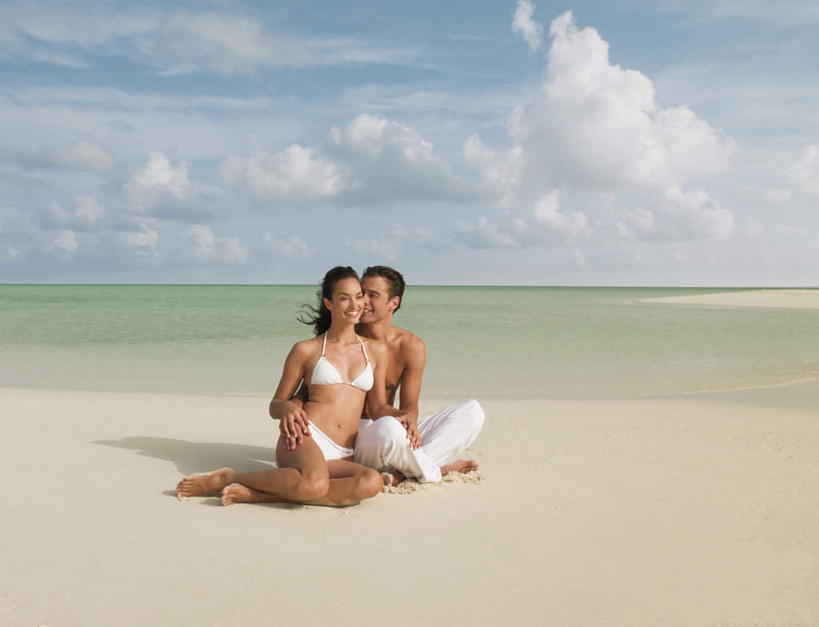 西方人,两个人,家庭,夫妻,坐,笑,盘腿,微笑,露齿笑,横图,室外,白天,正面,泳装,比基尼,爱情,海浪,海洋,沙滩,欧洲,欧洲人,阴影,裤子,光线,沙子,影子,海岸,浪花,水平线,云,云朵,辽阔,海平线,沙地,浪漫,云彩,注视,裸露,蓝色,白云,蓝天,天空,阳光,海水,天,观察,看,广阔,温暖,温馨,一家人,恩爱,恋人,晴朗,观看,一望无际,和睦,察看,关注,裸,海景,无边无际,一马平川,男人,男性,女人,女性,中年男性,中年女性,白种人,夫妇,情侣,大海,风浪,海,海水的波动,海滩,近岸浪,涌浪,晴空,盘腿而坐,盘膝,盘着腿的,盘着腿坐,双腿交叉,坐着,彩图,全身,三点式,泳衣,伴侣,融洽,水天相接,水天一线