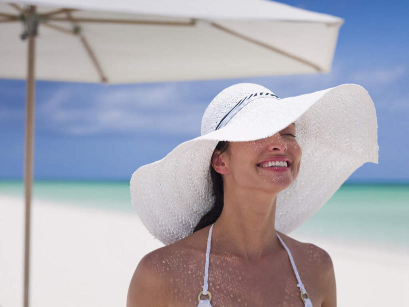 西方人,一个人,站,闭眼,笑,微笑,露齿笑,横图,室外,白天,正面,泳装,比基尼,海浪,海洋,沙滩,帽子,欧洲,欧洲人,仅一个女性,仅一个人,阴影,朦胧,模糊,光线,伞,沙子,影子,雨伞,遮阳伞,海岸,浪花,云,云朵,沙地,云彩,阳伞,蓝色,白云,蓝天,天空,阳光,海水,遮阳帽,天,站着,仅一个中年女性,晴朗,太阳伞,海景,一顶,女人,女性,中年女性,白种人,大海,风浪,海,海水的波动,海滩,近岸浪,涌浪,晴空,闭眼睛,闭着眼,闭着眼睛,站立,半身,彩图,三点式,泳衣