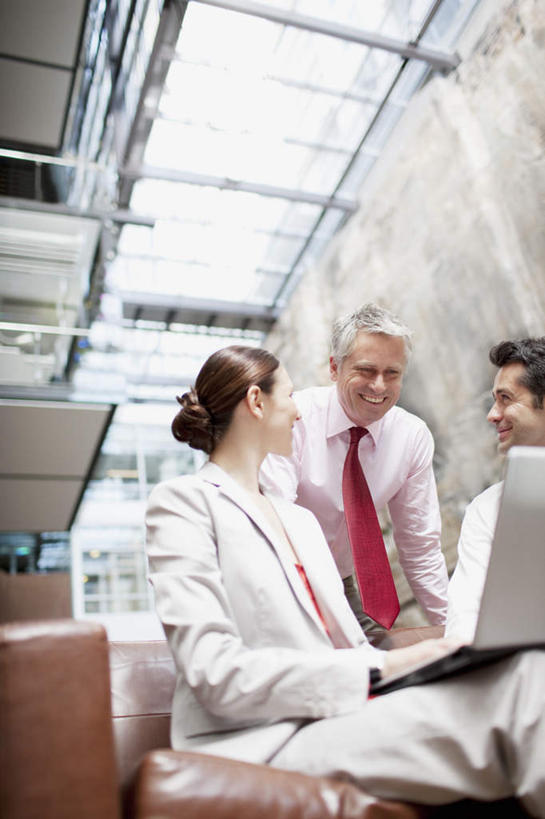 西方人,三个人,同事,商务人士,商务男性,商务女性,站,坐,笑,说,微笑,露齿笑,竖图,室内,白天,仰视,衬衫,讨论,成功,合作,团队,集体,信心,电脑,笔记本电脑,窗户,沙发,天花板,欧洲,欧洲人,握,阴影,套装,朦胧,模糊,反射,网络,影子,墙,注视,通讯设备,队伍,玻璃窗,墙壁,墙面,低头,观察,看,站着,握着,观看,一台,察看,无线,领导,成就,关注,通信设备,商务装,无线网络,合伙,领袖,无线上网,便携式电脑,工薪阶层,交流,手提电脑,男人,男性,年轻女性,女人,女性,中年男性,白种人,白领,上班族,沟通,讲话,交谈,商讨,说话,谈话,站立,坐着,半身,彩图,低角度拍摄,衬衣,皮沙发