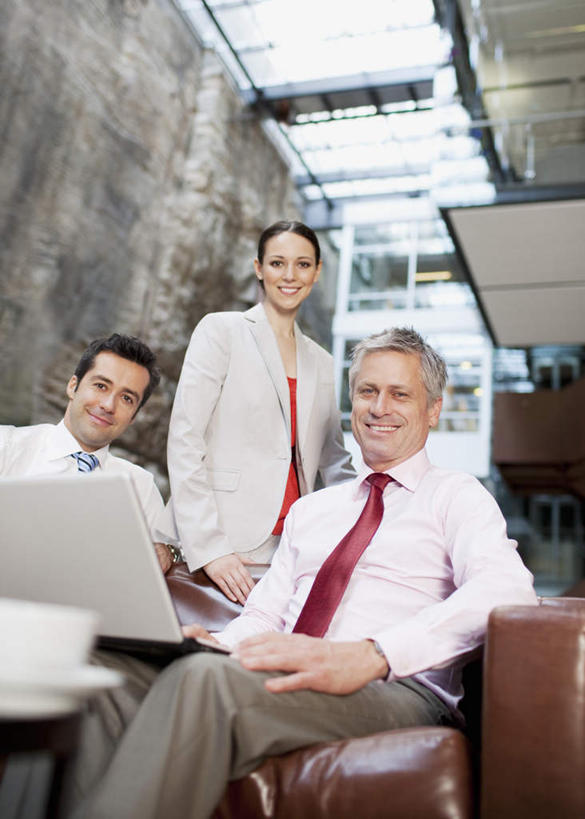 西方人,三个人,同事,商务人士,商务男性,商务女性,站,坐,笑,微笑,露齿笑,竖图,室内,白天,仰视,衬衫,成功,合作,团队,集体,信心,电脑,笔记本电脑,窗户,沙发,天花板,欧洲,欧洲人,握,阴影,套装,朦胧,模糊,反射,网络,影子,墙,注视,通讯设备,队伍,玻璃窗,墙壁,墙面,低头,观察,看,站着,握着,观看,一台,察看,无线,领导,成就,关注,通信设备,商务装,无线网络,合伙,领袖,无线上网,便携式电脑,工薪阶层,手提电脑,男人,男性,年轻女性,女人,女性,中年男性,白种人,白领,上班族,站立,坐着,半身,彩图,低角度拍摄,衬衣,皮沙发