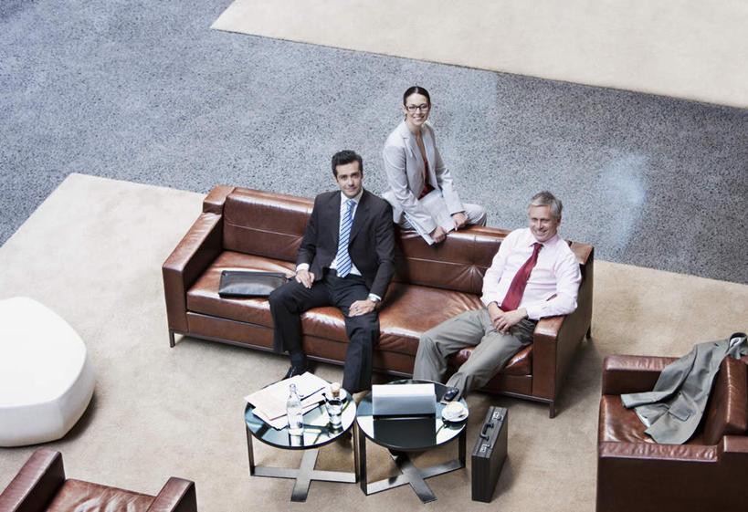 西方人,三个人,同事,商务人士,商务男性,商务女性,高楼大厦,坐,笑,微笑,露齿笑,横图,俯视,室内,白天,衬衫,成功,办公楼,合作,团队,集体,信心,电脑,笔记本电脑,沙发,大厦,建筑,摩天大楼,写字楼,欧洲,欧洲人,阴影,套装,反射,网络,材料,档案,文件,影子,注视,通讯设备,大厅,队伍,资料,楼宇,观察,看,商务楼,观看,察看,无线,领导,成就,关注,文档,通信设备,商务装,无线网络,合伙,领袖,无线上网,便携式电脑,工薪阶层,手提电脑,男人,男性,年轻女性,女人,女性,中年男性,白种人,白领,上班族,抬头,仰头,坐着,彩图,高角度拍摄,全身,衬衣,大楼,高层建筑,高楼,摩天楼,皮沙发