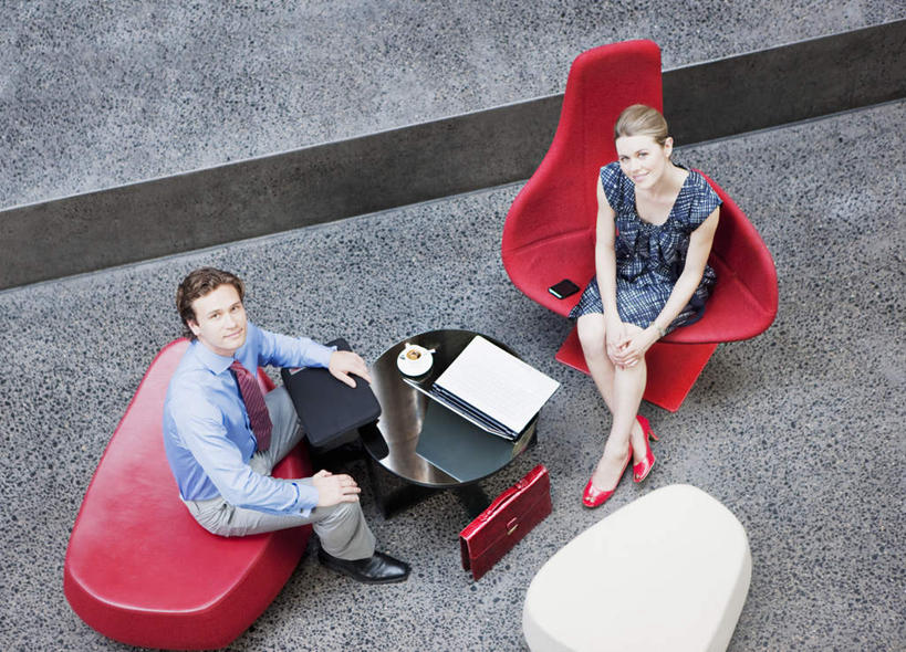 西方人,两个人,同事,商务人士,商务男性,商务女性,办公室,坐,笑,微笑,露齿笑,横图,俯视,室内,白天,高跟鞋,鞋,衬衫,时尚,成功,合作,团队,集体,信心,电脑,笔记本电脑,家具,沙发,桌子,杯子,鞋子,欧洲,欧洲人,阴影,套装,反射,网络,瓷器,影子,办公桌,咖啡杯,皮革,陶瓷制品,注视,通讯设备,队伍,红色,观察,看,观看,察看,无线,领导,成就,关注,时髦,瓷杯,通信设备,商务装,无线网络,合伙,领袖,布艺沙发,无线上网,便携式电脑,工薪阶层,办公家具,时兴,手提电脑,男人,男性,年轻男性,年轻女性,女人,女性,白种人,白领,上班族,抬头,仰头,坐着,彩图,高角度拍摄,全身,衬衣,皮鞋