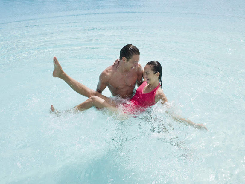 西方人,两个人,家庭,夫妻,抱,笑,微笑,露齿笑,横图,室外,白天,正面,泳装,爱情,游戏,海浪,海洋,沙滩,水,欧洲,欧洲人,阴影,飞溅,朦胧,模糊,溅,光线,沙子,液体,影子,海岸,浪花,水滴,沙地,浪漫,玩,注视,光脚,娱乐,裸露,水珠,红色,阳光,海水,观察,看,休闲,温暖,温馨,一家人,赤脚,恩爱,恋人,抱着,观看,活动,和睦,察看,搂着,发泄,关注,喷洒,消遣,智力,裸,海景,连体泳衣,宣泄,男人,男性,女人,女性,中年男性,中年女性,白种人,夫妇,情侣,大海,风浪,海,海水的波动,海滩,近岸浪,涌浪,搂,搂抱,玩耍,嬉戏,彩图,全身,泳衣,伴侣,融洽