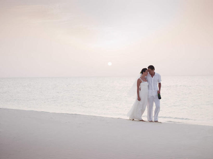 西方人,两个人,家庭,夫妻,站,横图,室外,白天,正面,裙子,爱情,旅游,度假,海浪,海洋,美景,日落,沙滩,欧洲,欧洲人,连衣裙,服装,沙子,海岸,景观,浪花,水平线,晚霞,霞光,落日,辽阔,海平线,沙地,浪漫,注视,休闲装,娱乐,衣服,自然,海水,黄昏,观察,看,站着,享受,休闲,广阔,温暖,温馨,一家人,休闲服,景色,彩霞,恩爱,放松,恋人,服饰,观看,吊带裙,一望无际,和睦,察看,关注,自然风光,海景,无边无际,一马平川,夕照,男人,男性,女人,女性,中年男性,中年女性,白种人,夫妇,情侣,大海,风浪,海,海水的波动,海滩,近岸浪,涌浪,夕阳,站立,彩图,全身,伴侣,融洽,水天相接,水天一线,斜阳