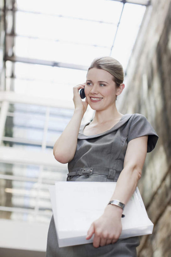 西方人,一个人,商务人士,商务女性,站,笑,打电话,微笑,露齿笑,竖图,室内,白天,仰视,窗户,电话,手机,欧洲,欧洲人,仅一个女性,仅一个人,许多,握,阴影,套装,朦胧,模糊,时间,反射,材料,档案,时钟,手表,文件,影子,计时,注视,通讯设备,玻璃窗,资料,钟表,观察,看,站着,仅一个中年女性,表,握着,观看,腕表,察看,关注,文档,商务装,工薪阶层,一部,交流,女人,女性,中年女性,白种人,白领,上班族,钟,沟通,通话,站立,半身,彩图,低角度拍摄