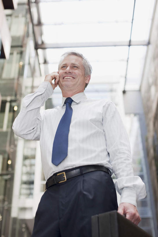 西方人,一个人,商务人士,商务男性,高楼大厦,站,笑,打电话,微笑,露齿笑,竖图,室内,白天,仰视,衬衫,窗户,天花板,大厦,建筑,摩天大楼,电话,手机,欧洲,欧洲人,仅一个男性,仅一个人,仅一个中年男性,握,阴影,套装,反射,包,公文包,影子,领带,注视,通讯设备,玻璃窗,观察,看,站着,握着,公事包,观看,察看,关注,商务装,工薪阶层,一部,交流,男人,男性,中年男性,白种人,白领,上班族,沟通,通话,站立,半身,彩图,低角度拍摄,衬衣,大楼,高层建筑,高楼,摩天楼