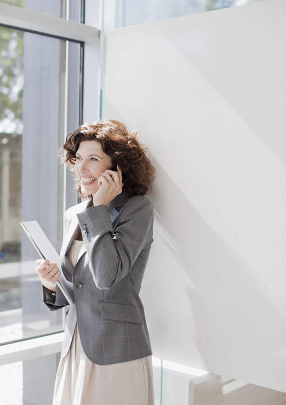 西方人,一个人,商务人士,商务女性,站,笑,打电话,微笑,露齿笑,竖图,室内,白天,正面,窗户,电话,手机,欧洲,欧洲人,仅一个女性,仅一个人,握,阴影,套装,反射,材料,档案,文件,影子,墙,注视,通讯设备,玻璃窗,墙壁,墙面,白色,资料,观察,看,靠,靠着,站着,仅一个中年女性,握着,观看,察看,关注,文档,商务装,工薪阶层,一部,交流,女人,女性,中年女性,白种人,白领,上班族,沟通,通话,站立,半身,彩图