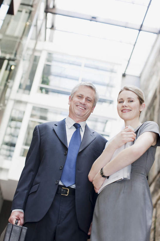 西方人,两个人,商务人士,商务男性,商务女性,高楼大厦,站,笑,微笑,露齿笑,竖图,室内,白天,仰视,衬衫,窗户,天花板,大厦,建筑,摩天大楼,欧洲,欧洲人,握,阴影,套装,时间,反射,材料,档案,时钟,手表,文件,影子,计时,注视,玻璃窗,资料,钟表,观察,看,站着,表,握着,观看,腕表,察看,关注,文档,商务装,工薪阶层,男人,男性,女人,女性,中年男性,中年女性,白种人,白领,上班族,钟,站立,半身,彩图,低角度拍摄,衬衣,大楼,高层建筑,高楼,摩天楼