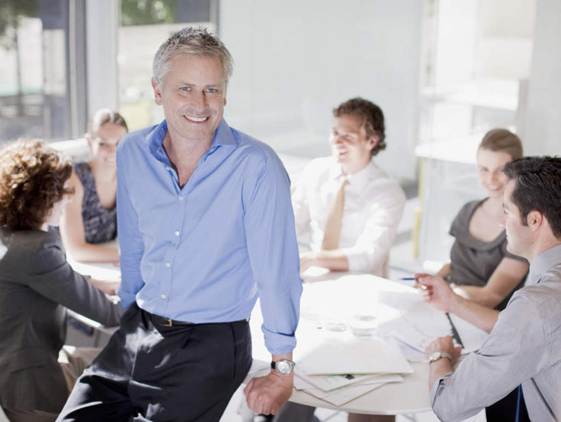 西方人,同事,商务人士,商务男性,商务女性,办公室,坐,笑,微笑,露齿笑,横图,室内,白天,正面,衬衫,成功,合作,团队,集体,信心,家具,桌子,欧洲,欧洲人,阴影,套装,朦胧,模糊,反射,材料,档案,文件,影子,办公桌,墙,许多人,注视,队伍,墙壁,墙面,白色,资料,观察,看,一群人,观看,察看,领导,成就,关注,文档,商务装,合伙,领袖,工薪阶层,办公家具,男人,男性,年轻女性,女人,女性,中年男性,中年女性,白种人,白领,上班族,坐着,半身,彩图,衬衣