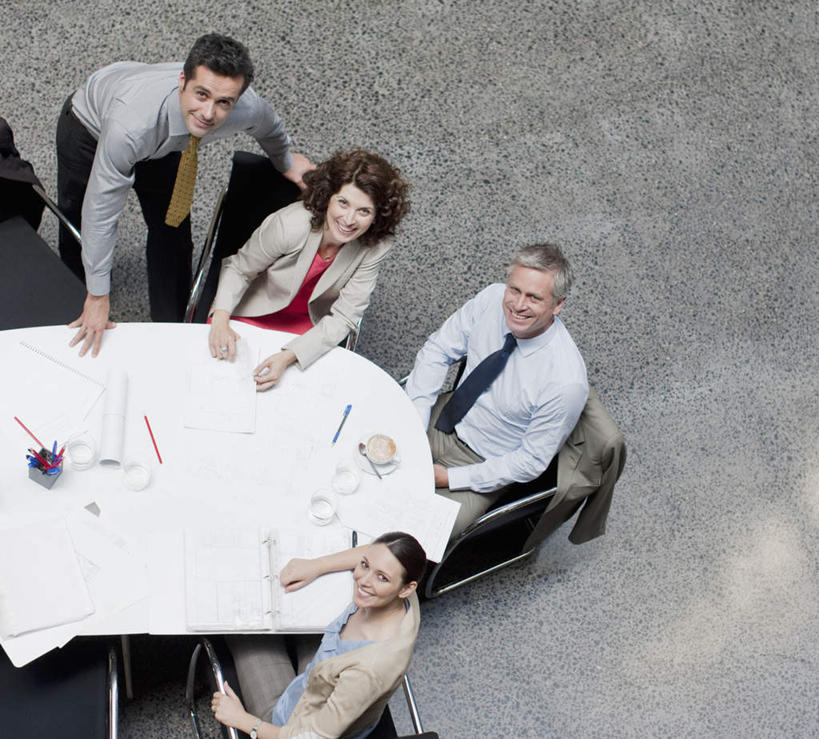 西方人,四个人,同事,商务人士,商务男性,商务女性,办公室,站,坐,横图,俯视,室内,白天,衬衫,成功,合作,团队,集体,信心,电脑,笔记本电脑,家具,桌子,椅子,欧洲,欧洲人,阴影,套装,会议,反射,网络,材料,档案,文件,影子,办公桌,注视,通讯设备,队伍,会议椅,资料,观察,看,站着,观看,办公椅,察看,无线,领导,成就,关注,文档,通信设备,商务装,集会,无线网络,合伙,领袖,无线上网,便携式电脑,工薪阶层,办公家具,商务椅,培训椅,手提电脑,男人,男性,年轻女性,女人,女性,中年男性,中年女性,白种人,白领,上班族,抬头,仰头,站立,坐着,半身,彩图,高角度拍摄,衬衣