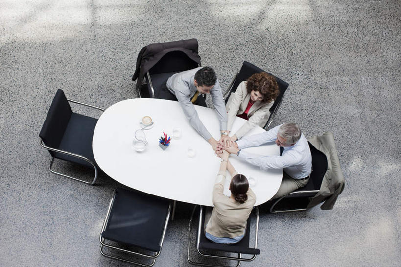 西方人,四个人,同事,商务人士,商务男性,商务女性,办公室,坐,握手,横图,俯视,室内,白天,衬衫,成功,合作,团队,集体,信心,家具,桌子,椅子,欧洲,欧洲人,阴影,套装,反射,影子,办公桌,队伍,会议椅,办公椅,领导,成就,商务装,合伙,领袖,工薪阶层,办公家具,商务椅,培训椅,男人,男性,年轻男性,年轻女性,女人,女性,中年男性,中年女性,白种人,白领,上班族,搀手,拉手,手搀手,手拉手,手牵手,手握手,坐着,彩图,高角度拍摄,全身,衬衣