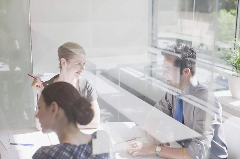 西方人,背部,三个人,同事,商务人士,商务男性,商务女性,办公室,坐,说,横图,室内,白天,正面,衬衫,讨论,成功,合作,团队,集体,信心,植物,窗户,家具,桌子,欧洲,欧洲人,握,套装,笔,材料,档案,文件,纸,办公桌,办公用品,拿,拿着,注视,队伍,水笔,玻璃窗,文具,树,树木,绿色,自然,手稿,学习用品,资料,观察,看,握着,生长,成长,观看,文具用品,证明,察看,领导,成就,关注,文档,商务装,合伙,领袖,工薪阶层,办公家具,交流,男人,男性,年轻女性,女人,女性,中年男性,中年女性,白种人,白领,上班族,沟通,讲话,交谈,商讨,说话,谈话,坐着,半身,彩图,衬衣