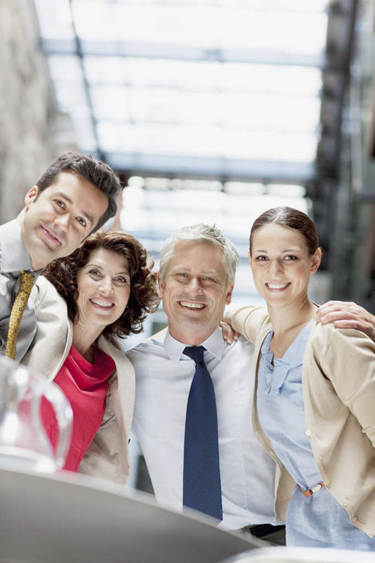 西方人,四个人,同事,商务人士,商务男性,商务女性,站,抱,笑,微笑,露齿笑,竖图,室内,白天,仰视,衬衫,成功,合作,团队,集体,信心,窗户,欧洲,欧洲人,套装,朦胧,模糊,墙,注视,队伍,玻璃窗,墙壁,墙面,观察,看,站着,抱着,观看,察看,领导,搂着,成就,关注,商务装,合伙,领袖,工薪阶层,男人,男性,年轻男性,年轻女性,女人,女性,中年男性,中年女性,白种人,白领,上班族,怀抱,搂,搂抱,相抱,拥抱,站立,半身,彩图,低角度拍摄,衬衣